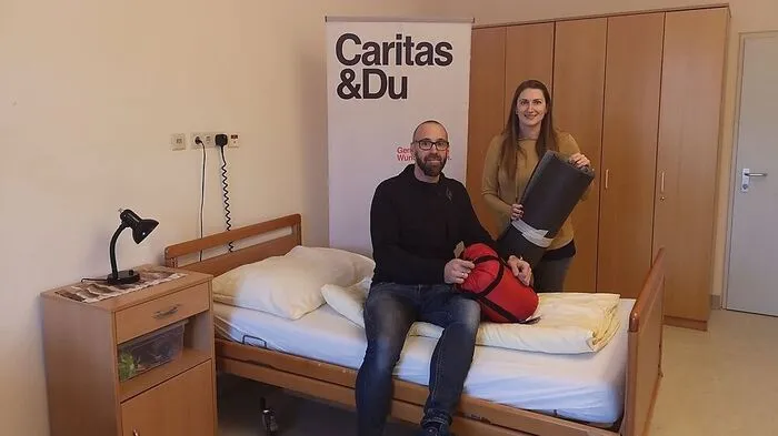 Zwei Betten stehen obdachlosen Menschen zur Verfügung. Am Foto: Michael Possegger und Manuela Peter (Administrative Leitung)