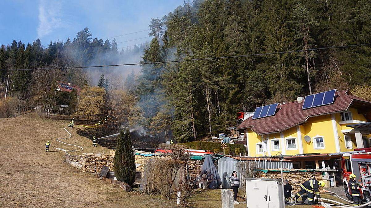 Die Feuerwehren konnten ein Übergreifen der Flammen auf die Wohnhäuser verhindern