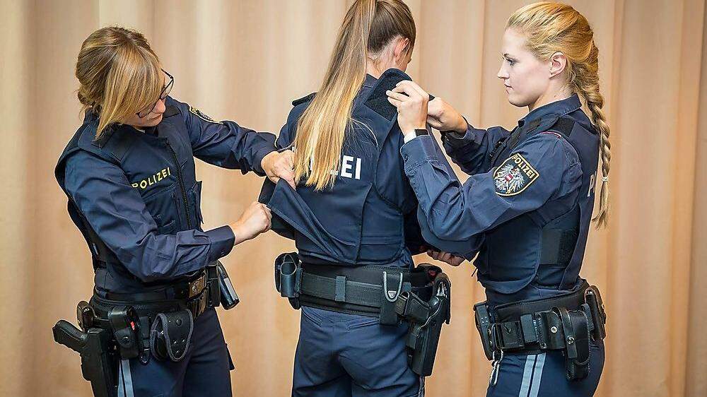 Polizistinnen beim Anziehen der neuen Stichschutzwesten