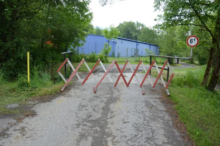 Die Straße in der Franzenkogelsiedlung in Ettendorf wurde ebenfalls von einer Mure getroffen und muss bis auf Weiteres gesperrt bleiben.