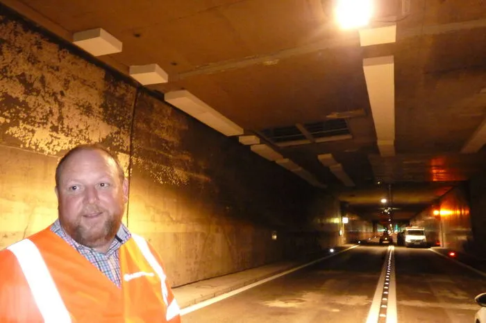 Die weißen Kästen auf der Tunneldecke sind neue Brandschutzverkleidungen der neu gesetzten Stahlanker