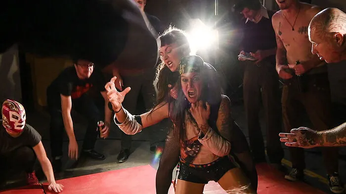 Thekla Kaischauri gegen Chabela Poderosa beim illegalen Damen-Wrestling Match am verlassenen Wiener Nordbahnhof: Szene aus der ersten Folge am kommenden Dienstag in ORF eins