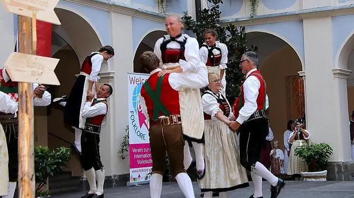 Es war ein herrlicher Sommerabend, als der Organisator Bernd Prettenthaler am vergangenen Freitag erstmals mit seinem Festival „Folklore Global“ im Arkadenhof des Schlosses Piber gastierte.