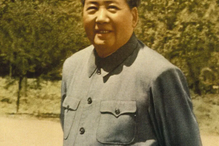 Nach dem Ende des Kaiserreiches in China forcierte Sun Zhongshan, der erste provisorische Staatspräsident, eine Uniform westlichen Zuschnitts. Staatsgründer Mao Tsetung hat aus dem ursprünglichen „Zhongshan-Anzug“ seine eigene Version gemacht, die nach der Kulturrevolution auch zu einer Art Alltagskleidung wurde. Auch, weil man innerhalb einer gleichgeschalteten Gesellschaft nicht auffallen wollte. Chinas Staats- und Parteichef Xi Jinping trägt bevorzugt schwarzen Anzug.