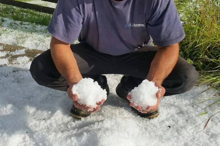 Der Hagel lag teilweise zentimeterhoch