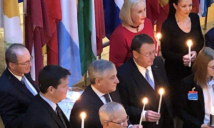 Österreichische Abgeordnete und Präsident Antonio Tajani mit dem Friedenslicht