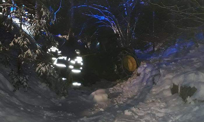 Rund 16 Feuerwehrkameraden standen im Einsatz, um den Traktor zu bergen