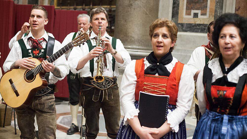 Die Kalser Musikanten mit den Südtiroler Jodlerinnen – ein Tiroler Musikgenuss für den Vatikan