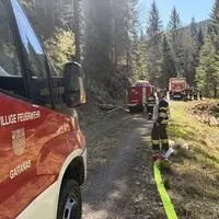 Einsatzkräfte bei der Waldbrandübung in Wielfresen: In unwegsamem Gelände wurde unter anderem die Löschwasserförderung über lange Wegstrecken trainiert