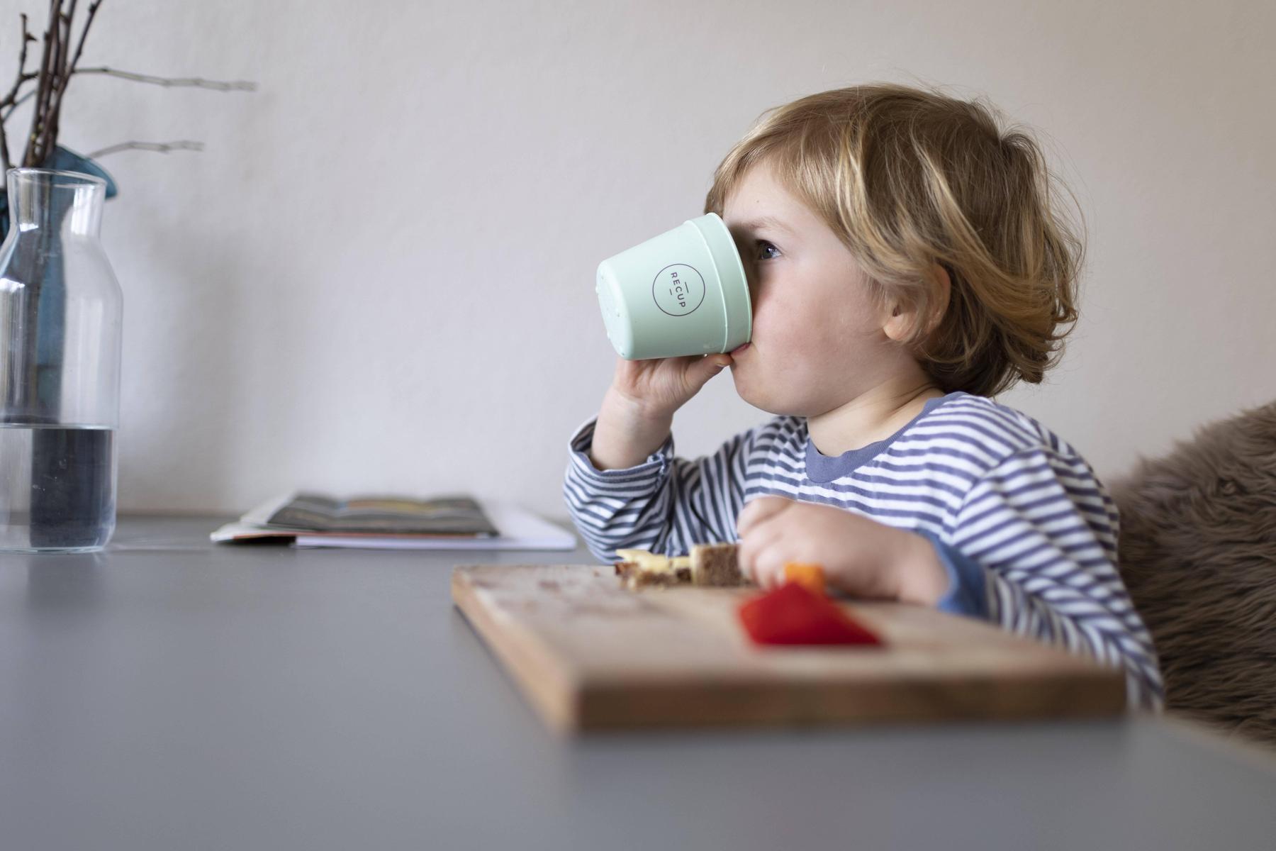Menge und Getränke: Wie viel sollte ein Kleinkind am Tag trinken?