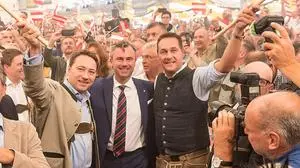 ABD0010_20160910 - WELS - ÖSTERREICH: FPÖ-Landesparteiobmann Manfred Haimbuchner (L.), FPÖ-Präsidentschaftskandidat Nobert Hofer und FPÖ-Obmann Heinz-Christian Strache während des Wahlkampfauftakts am Samstag, 10. September 2016, in Wels. - FOTO: APA/WERNER KERSCHBAUMMAYR