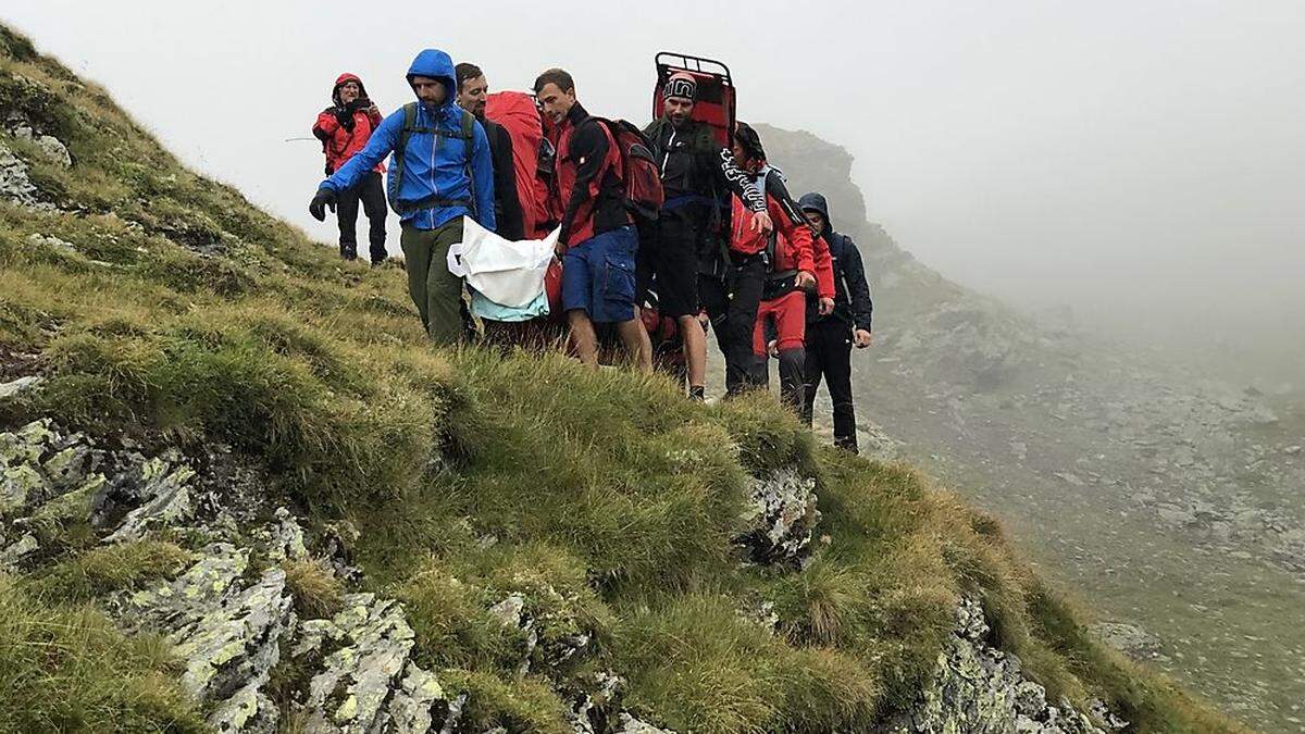 Bei schlechten Wetterbedingungen wurde der verletzte Wanderer auf einer Gebirgstrage in das Tal gebracht