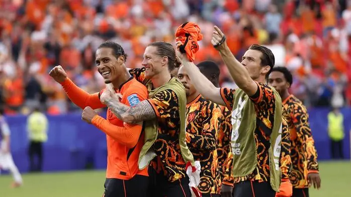 Es gibt was zu feiern: Die Niederlande stehen ungeschlagen als Gruppensieger im Sechzehntelfinale 