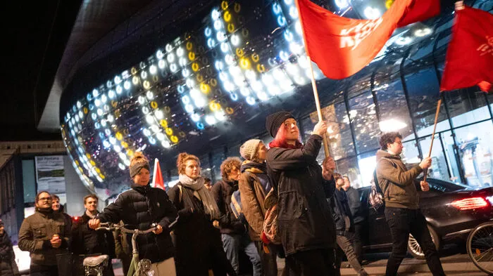 Rund 100 Menschen demonstrierten am Abend des Aschermittwochs gegen rechten Terror.