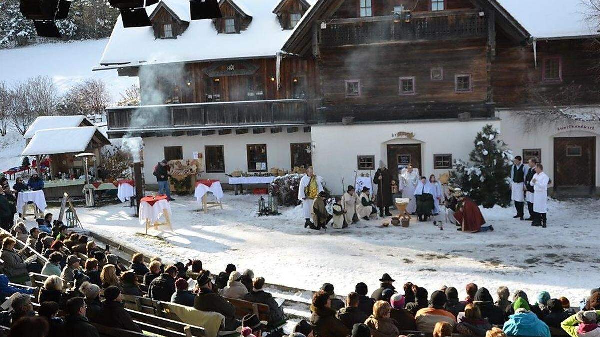 Als das Huabn-Theater seine Weihnachtsgeschichte aufführte, war die Freiluft-Tribüne trotz der eisigen Temperaturen bestens gefüllt 