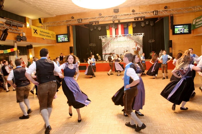 Für die Eröffnung zu Beginn der rauschenden Ballnacht waren gleich drei Brauchtumsgruppen zuständig: die LJ Eberstein, ...