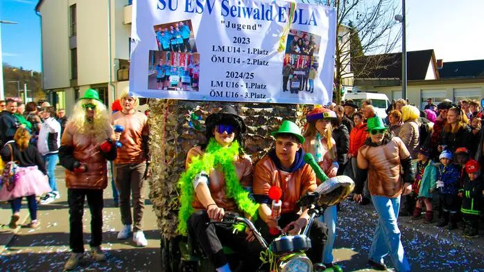 Insgesamt 17 kunterbunte Gruppen nahmen am traditionellen Faschingsumzug der Gemeinde Sankt Peter am Ottersbach teil