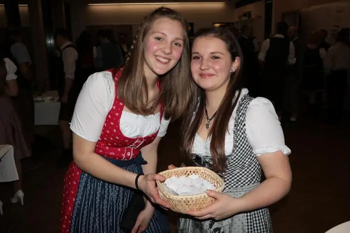 Neben den sechs selbstgestalteten Bars war der Glückshafen mit Preisen aus der Region ein Höhepunkt des Abends.