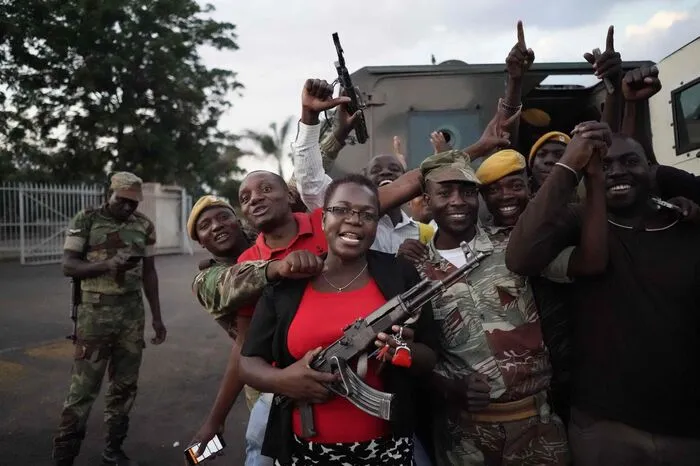 Viele der Jubelnden machten auch Selfies mit den Soldaten, die seit dem Militärputsch im Zentrum von Harare stationiert sind.