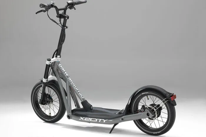 Mit seinen kompakten Abmessungen ist der X2City kleiner als die meisten klappbaren Fahrräder. Im Gegensatz zu diesen verfügt er jedoch über einen elektrischen Zusatzantrieb im Hinterrad. Über das Bedienteil am Lenker stehen fünf Geschwindigkeitsstufen (8, 12, 16, 20 und 25 km/h) zur Auswahl.