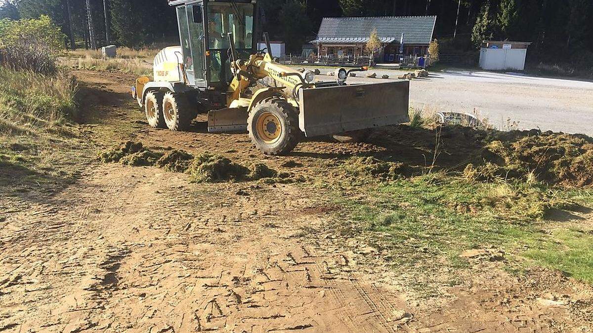 Mit Motorgradern und Planierraupen wurde der Untergrund der Loipen eingeebnet