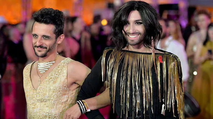 Conchita Wurst mit Begleitung