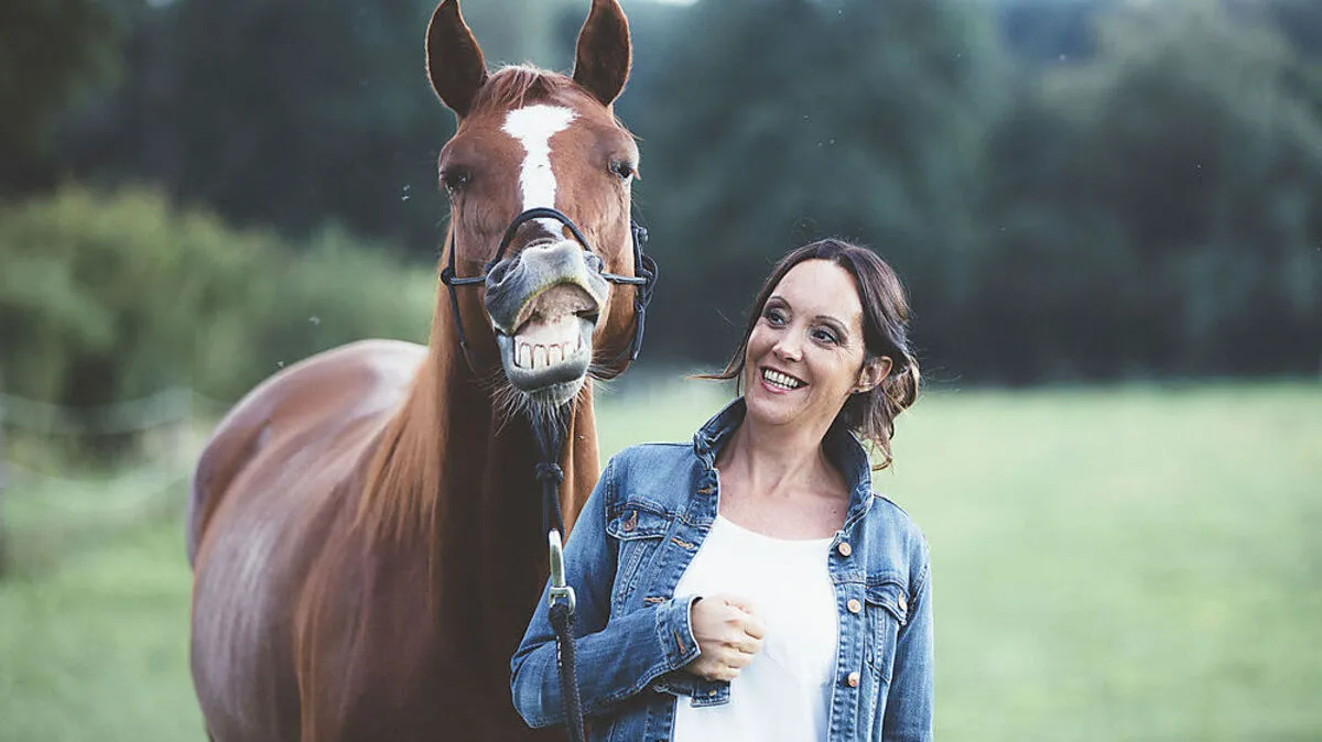 Sabine Herz schenkt Zeit mit ihrem Pferd Willi