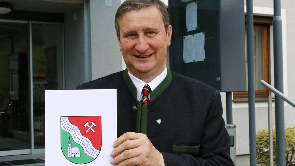   Bürgermeister Viktor Schriebl mit dem neuen Wappen der fusionierten Gemeinde Kainach bei Voitsberg