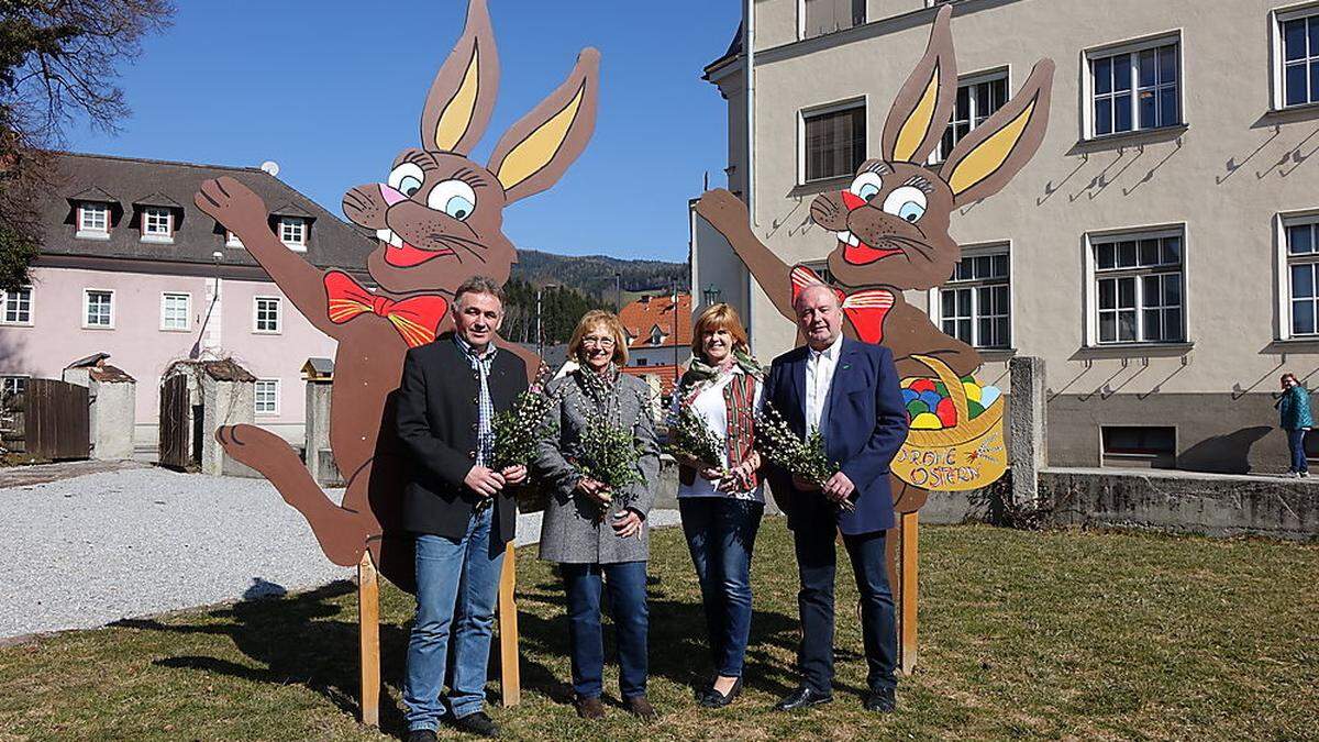 Die drei Meter hohen Osterhasen werden bei der Ortseinfahrt platziert