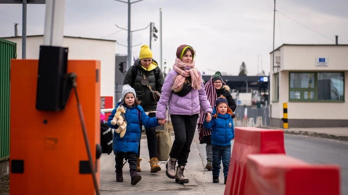 Endlich in Sicherheit: Zwei Frauen und drei Kinder überqueren den Grenzübergang Medyka ins sichere Polen. 