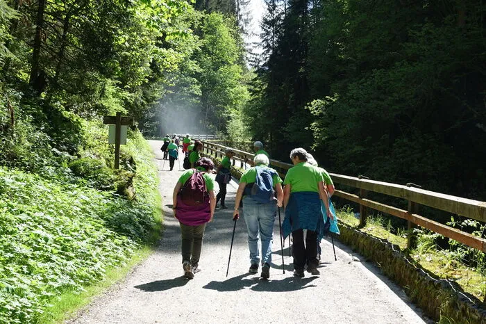 Beim Weg durch die Klamm bilden sich schnell Grüppchen