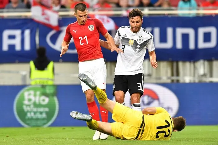 Stefan Lainer: 4 Hatte mit Flügelflitzer und Edelzangler Leroy Sane immer wieder seine Problemchen. Im zweiten Durchgang ging wie beim Rest der Mannschaft mehr, legte das 2:1 mustergültig vor.