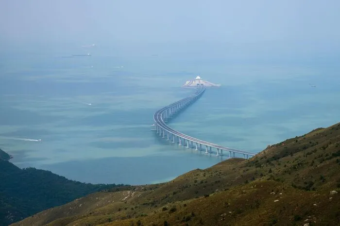 Die Brücke reduziert die Fahrzeit für Menschen und Fracht in die Volksrepublik um mehrere Stunden. Heute dauert es vom Hongkonger Flughafen bis Zhuhai vier Stunden - künftig werden es 45 Minuten. Vom Hongkonger Containerhafen in das 1,6 Millionen Einwohner zählende Zhuhai soll es künftig statt 3,5 Stunden nur noch 75 Minuten dauern.