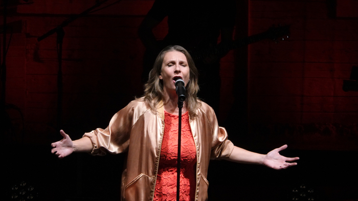 Mit ihrer Sprache, in der sie denken und träumen, ohne stilistische Grenzen, immer ihren eigenen Geschmack verpflichtet, begeisterte Birgit Denk mit ihrer Band im Kunsthaus Weiz.