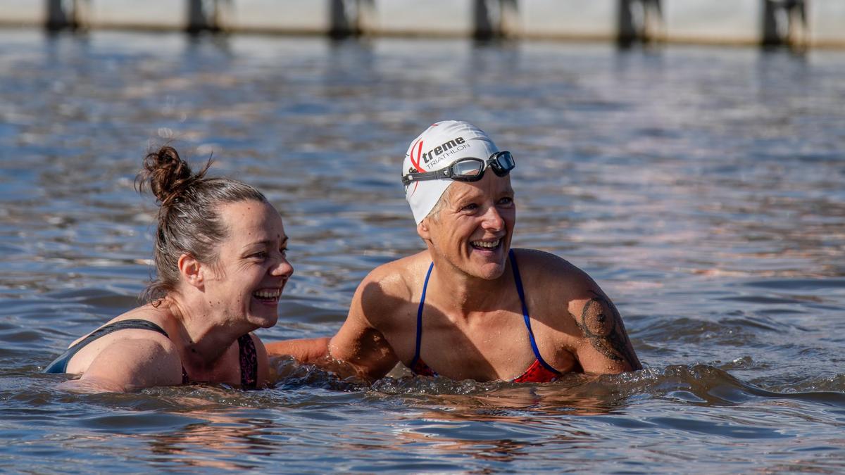 Gudrun Nikodem-Eichenhardt von den Kernölamazonen konnte Claudia Müller (rechts) bereits vom Eisschwimmen überzeugen, am 17. November wird sie wieder mit von der Partie sein