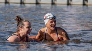 Gudrun Nikodem-Eichenhardt von den Kernölamazonen konnte Claudia Müller (rechts) bereits vom Eisschwimmen überzeugen, am 17. November wird sie wieder mit von der Partie sein