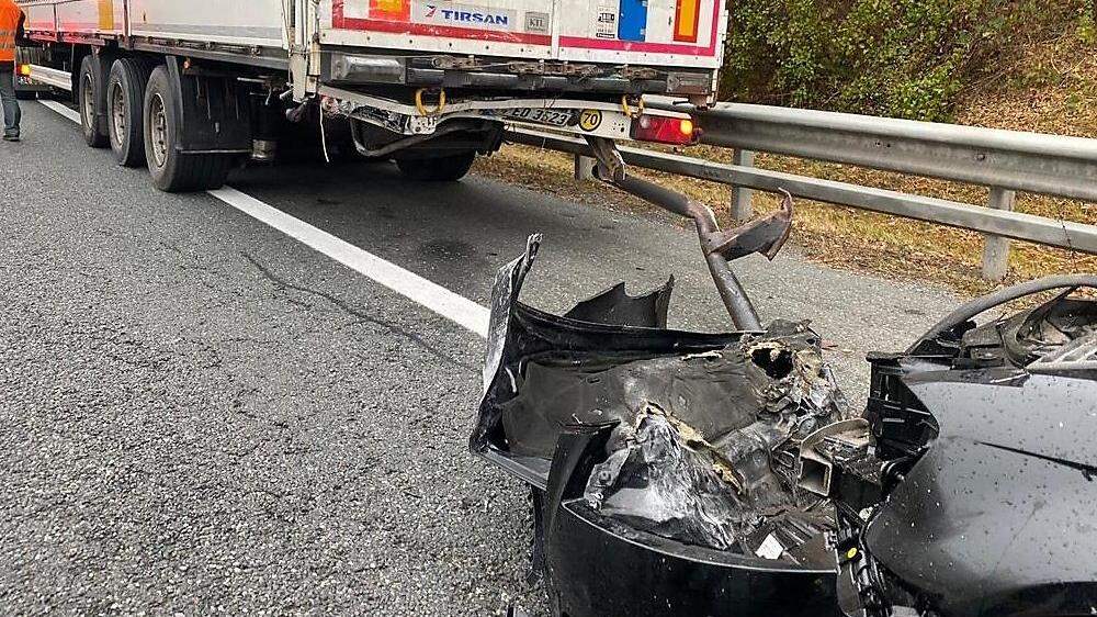 Die Feuerwehrleute mussten die Lenkerin aus dem Wrack schneiden 