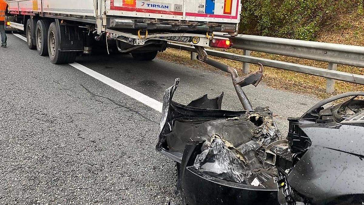 Die Feuerwehrleute mussten die Lenkerin aus dem Wrack schneiden 