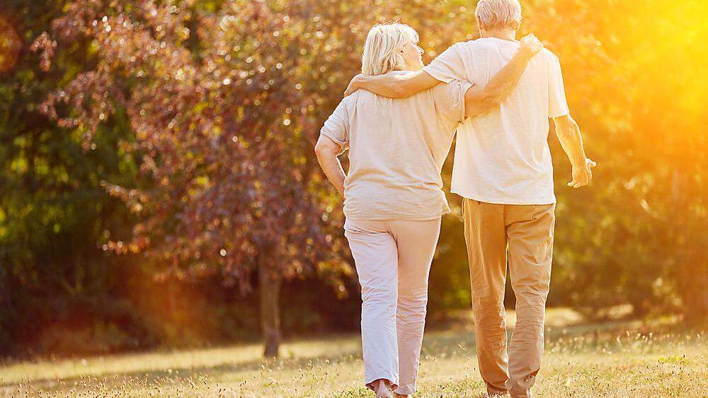 Schon einfache Bewegungsabläufe wie ein Spaziergang können sich positiv auf die Lebensqualität von Menschen mit Demenz auswirken und sie mehr Ruhe finden lassen