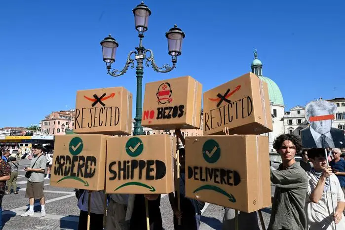 „No Space for Bezos“ (“Kein Platz für Bezos“) stand auf den Plakaten