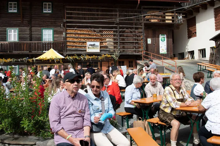 Begeistert waren die Besucher vom Geigenbaumuseum, in dem Helga Lexer-Pichler Interessantes über den Geigenbauer erzählte und von der Schusterwerkstatt, in der der Bleiberger Schustermeister Sepp Götz das alte Handwerk vorführte.