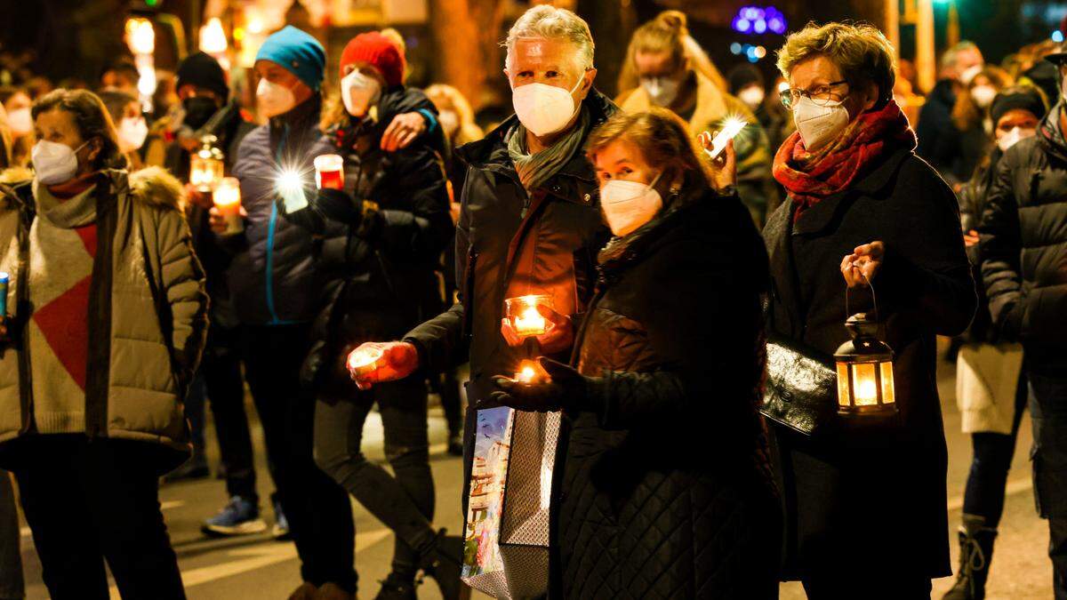 Keine Sprühkerzen und Transparente, dafür Kerzenlicht und Stille: Unter dem Motto &quot;yes we care&quot; fanden sich rund 5000 Menschen in der Innenstadt ein. 