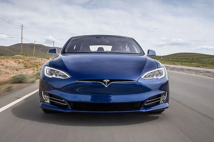 Das Model S mit größeren Batterien beschleunigt von 0 auf 60 Meilen pro Stunde (96,5 km/h) in 2,5 Sekunden, sagte Firmenchef Elon Musk.