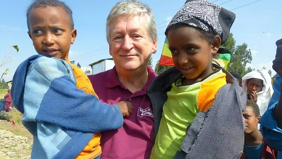Peter Krasser freut sich über die Inbetriebnahme der 9. Schule im Hochland von Äthiopien