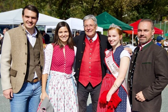 Landeshauptmann Peter Kaiser mit den Landtagsabgeordneten Luca Burgstaller und Christina Patterer sowie der Gailtaler Käsekönigin Jenny Hubmann und Bürgermeister Markus Salcher