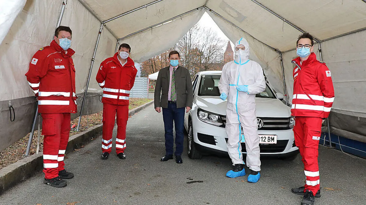 Rot-Kreuz-Bezirksgeschäftsführer Josef Himsl (2. v. l.) mit Mitarbeitern der Teststation und Bürgermeister Kurt Wallner (Mitte) 
