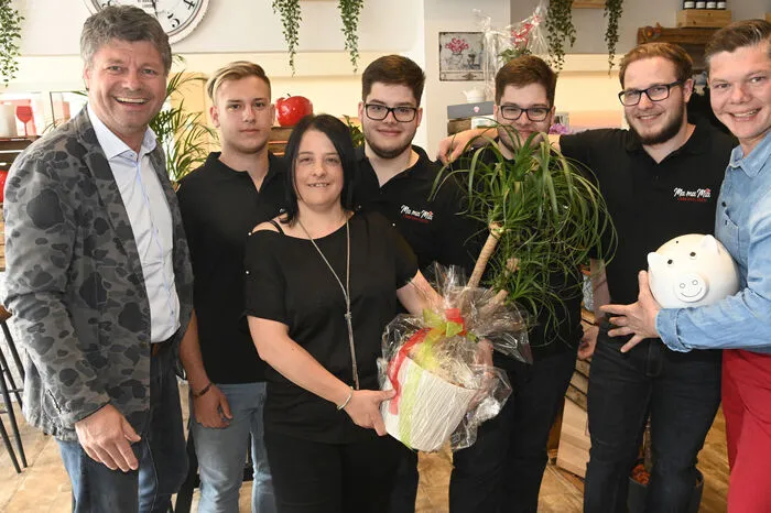 Bürgermeister Gerhard Pirih gratulierte der Familie Kepe und Mitarbeitern.