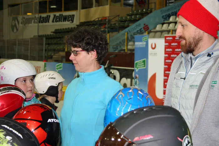 Einen ganzen Vormittag konnten dabei die begeisterten Kinder erste Bewegungserfahrungen auf Eis sammeln und die Sportarten Eishockey, Eislauf und Eiskunstlaufen kennenlernen.