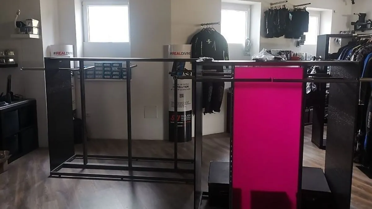 Regale und Ständer im Tauchshop wurden leergeräumt