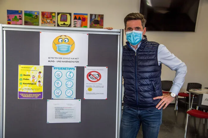 Direktor Norbert Haimburger mit seiner Infotafel.